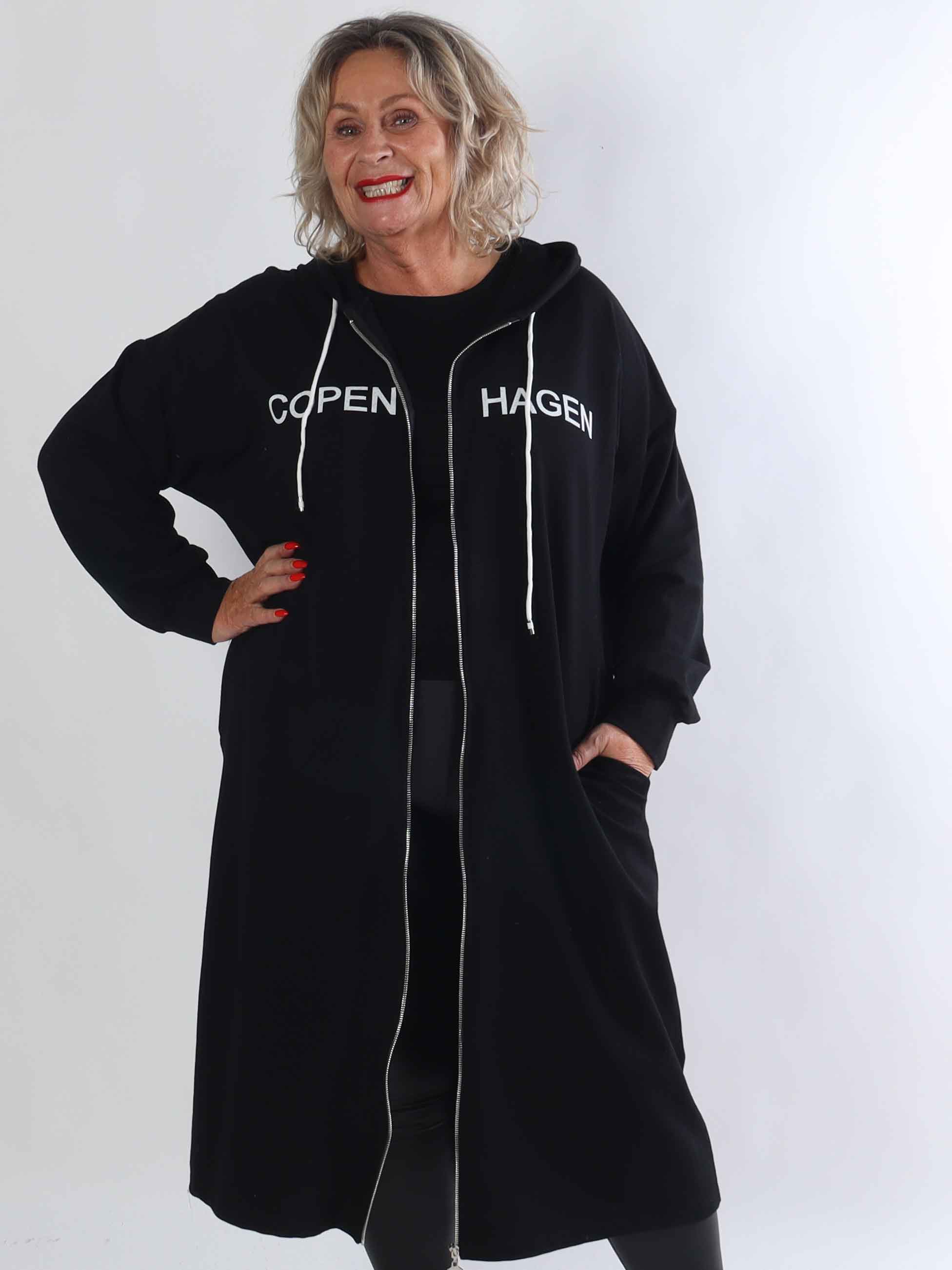 Erika - Plus size blød hoodiekjole i bomuld med “Copenhagen”-print på brystet